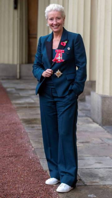 Emma Thompson ao ser nomeada Dama do Império Britânico, em 8 de novembro