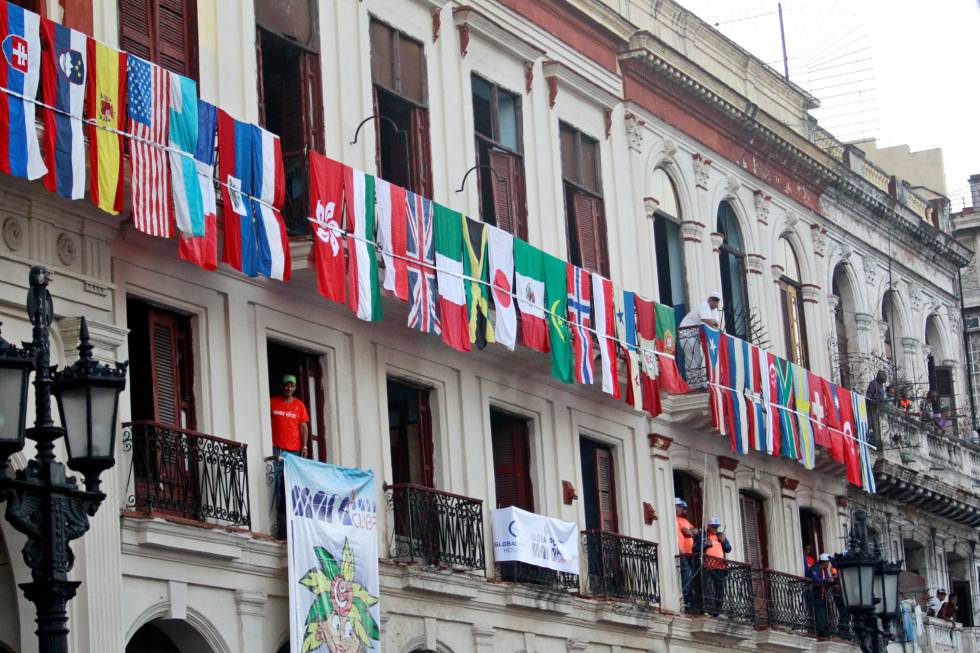 Balcón de La Habana decorado con las banderas de varios países.