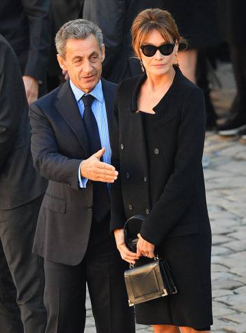 Carla Bruni y Nicolas Sarkozy en un tributo al cantante Charles Aznavour, fallecido en octubre de 2018, celebrado en París.