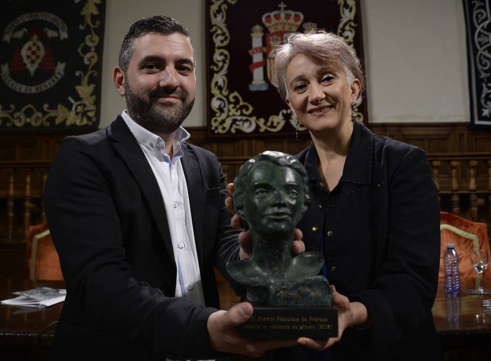 Javier Juárez y Nora Botero exhiben el busto de Pedraza este jueves en el paraninfo de la Universidad de Alcalá. 