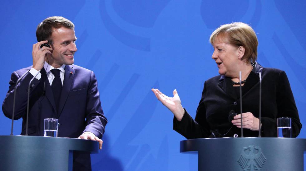El presidente francés, Emmanuel Macron, y la canciller alemana, Angela Merkel, en Berlín (Alemania), el pasado 18 de noviembre. 