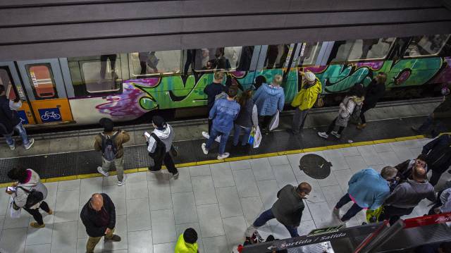 Grafitis en un tren en Barcelona.