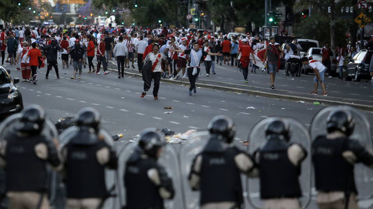 Hinchas de River y antidisturbios, en Buenos Aires.