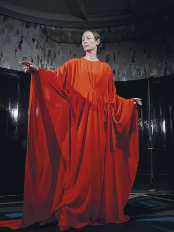 Tilda Swinton, vestida para hechizar por Giulia Piersanti en larn nueva versión de 'Suspiria'.