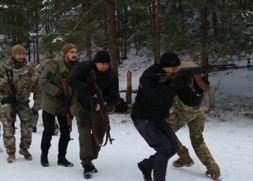 La milicia ultra ucrania se prepara para el combate con Rusia