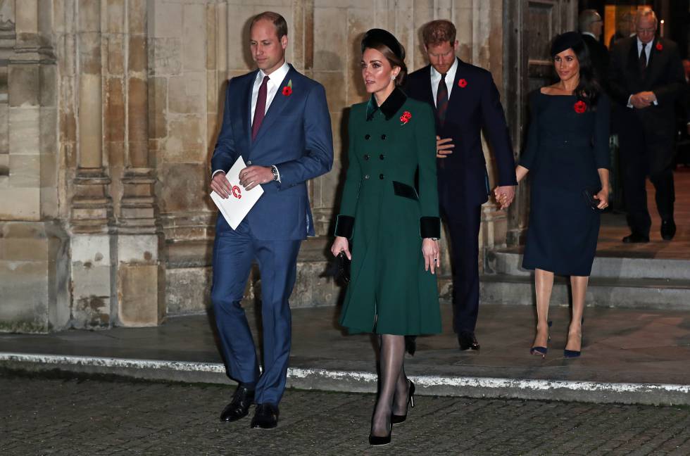 Los duques de Cambridge, delante, y los de Susex, detrás, a su salida de la Abadía de Westminster, tras conmemorar los 100 años del armisticio de la I Guerra Mundial, el 11 de noviembre de 2018.