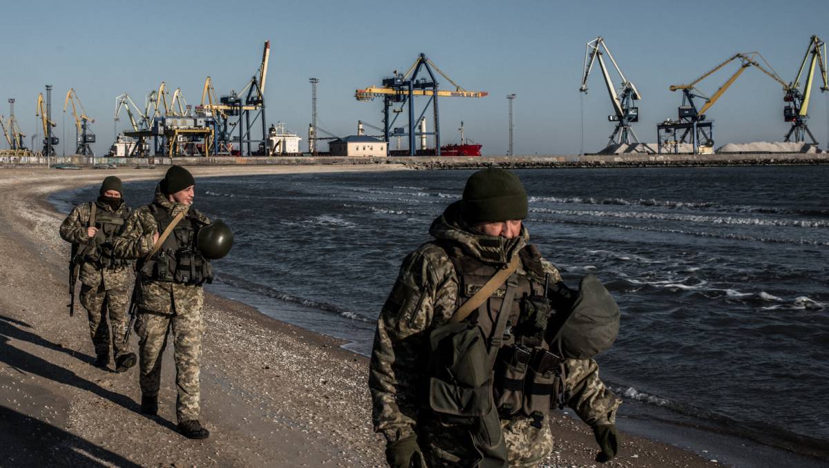 Soldados ucranios patrullan las costa.