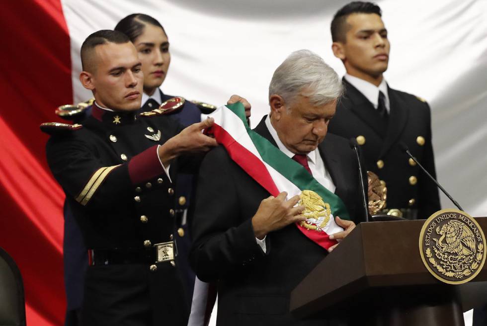 Andrés Manuel López Obrador acomoda su banda presidencial tras jurar como nuevo jefe de Estado de México.