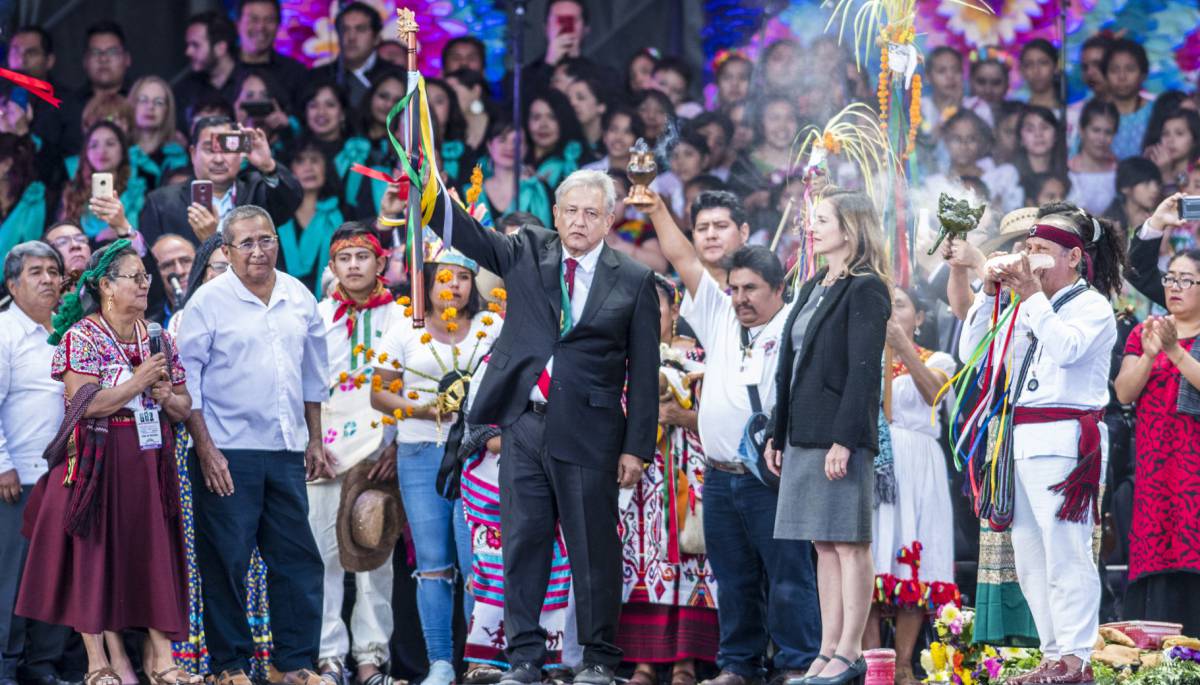 LÃ³pez Obrador, con el bastÃ³n de mando entregado por los pueblos indÃ­genas.