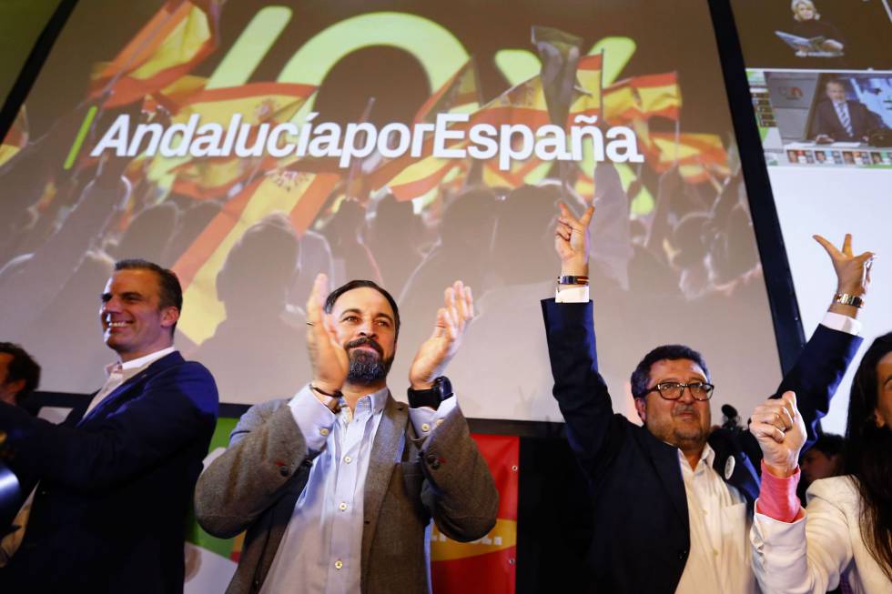 Ο αρχηγός του κόμματος VOX Santiago Abascal (κέντρο) και οι βοηθοί γιορτάζουν τα αποτελέσματα των εκλογών.