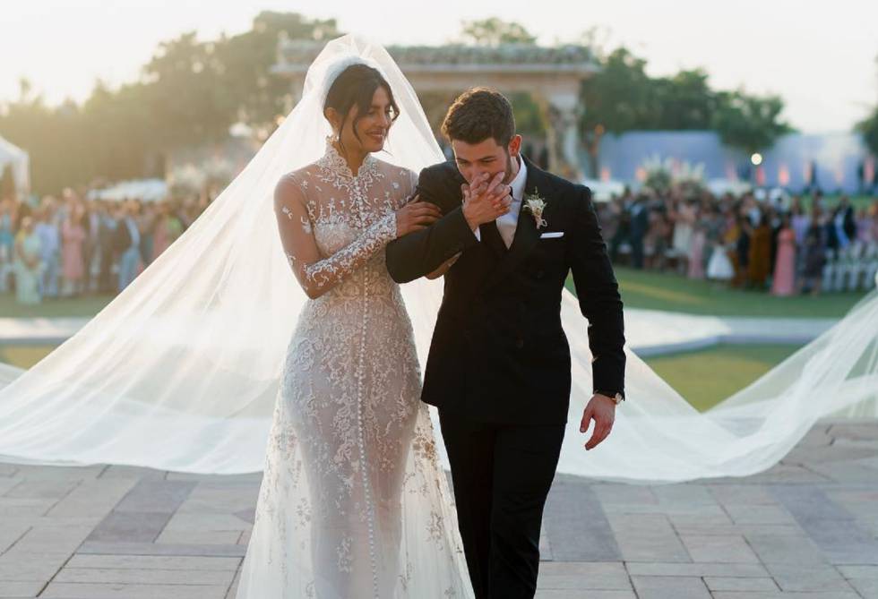 nick jonas y priyanka chopra protagonizan la primera portada digital