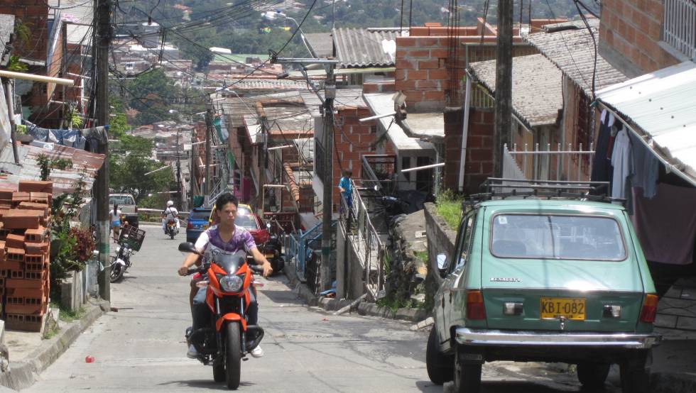 Un asentamiento informal en MedellÃ­n (Colombia).