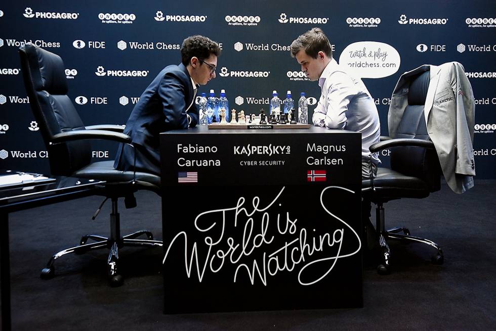 Fabiano Caruana (izquierda) se enfrenta a Magnus Carlsen durante el Mundial de ajedrez celebrado el mes pasado en Londres. 