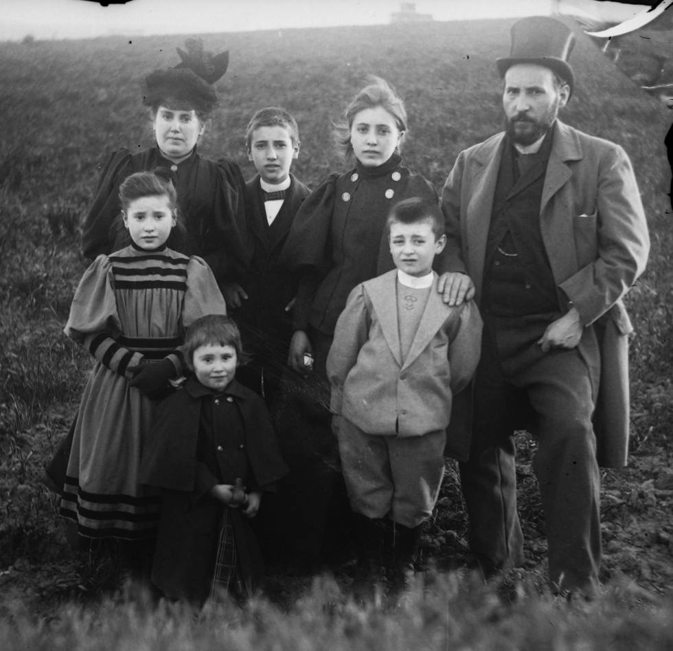 Autorretrato familiar de Cajal con su esposa, Silveria, y sus hijos, hacia 1895.