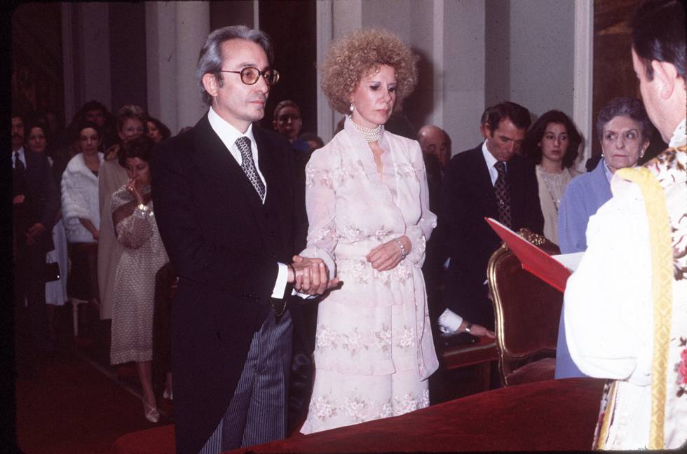 Un instante de la boda de Cayetana Fitz-James Stuart y Silva, duquesa de Alba, con Jesús Aguirre, en el palacio de Liria de Madrid.