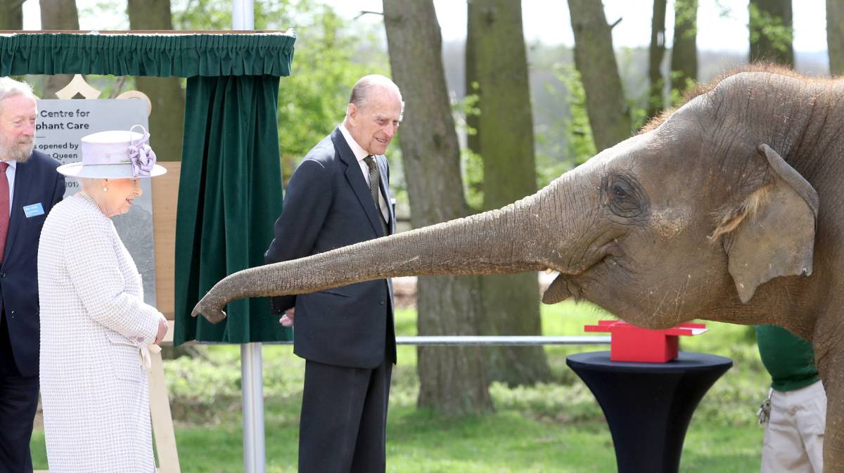 Isabel II y Felipe de Edimburgo en un zoo en 2017.