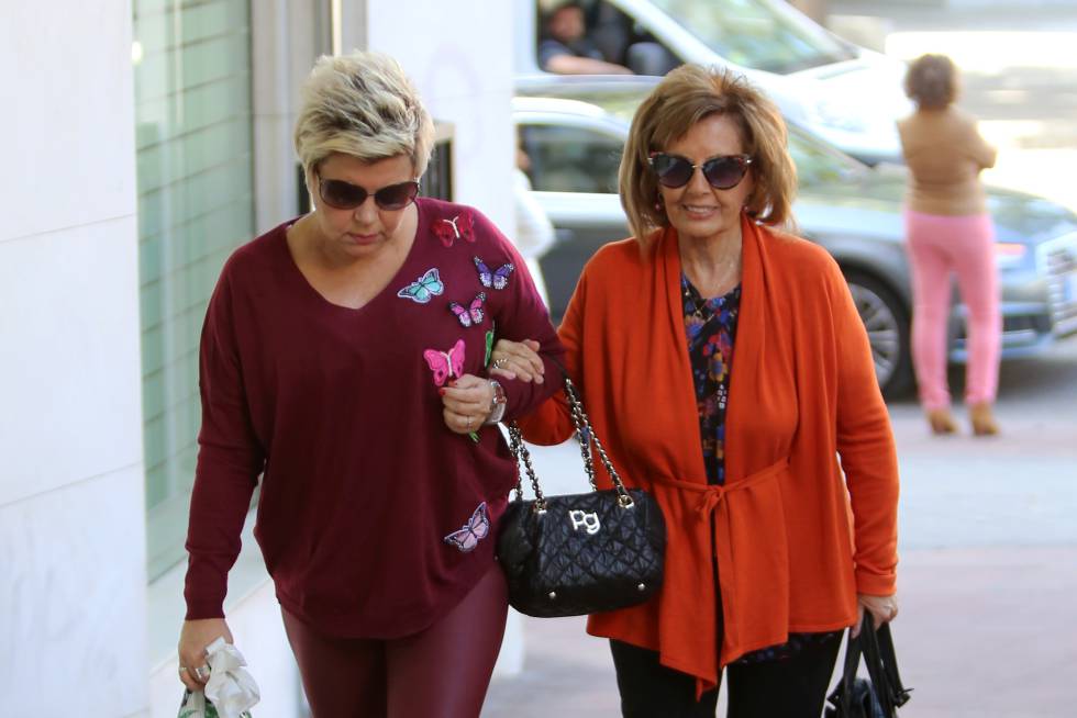 Terelu Campos, con su madre, llegando al hospital donde fue operada.