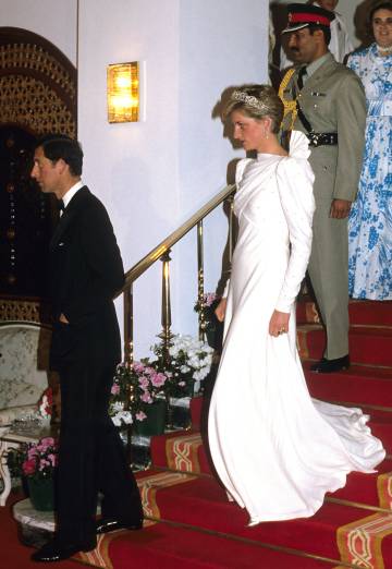Los príncipes de Gales durante el banquete ofrecido en Barhéin en el que Lady Di lleva el vestido que ahora ha sido subastado.