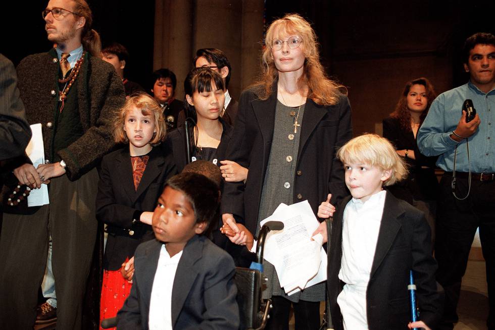 Mia Farrow, junto a sus hijos: Thaddeus, Tam, Dylan, Ronan, Isaiah y Moses, en 1995.