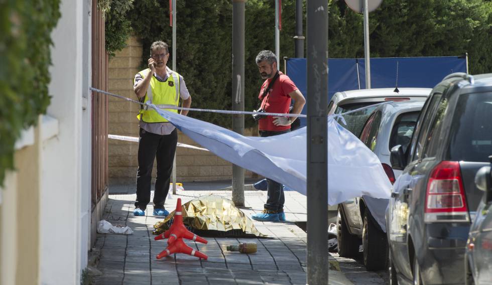 Dos 'mossos' junto al cadáver de un hombre asesinado en el centro de Lleida, en junio.