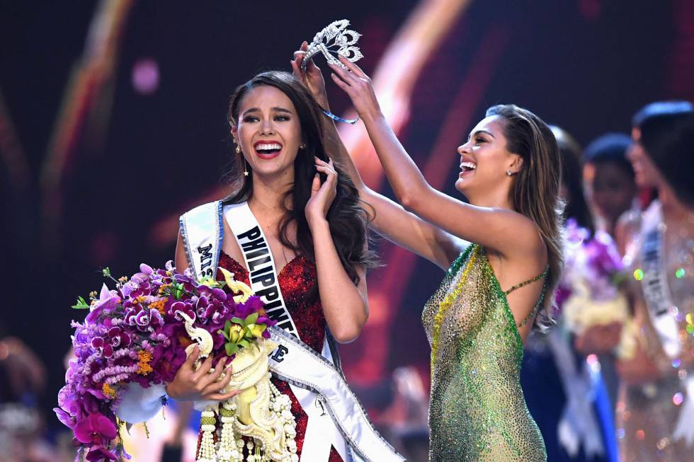 Catriona Gray, Miss Filipinas, es coronada Miss Universo 2018 por su predecesora, Demi-Leigh Nel-Peters.