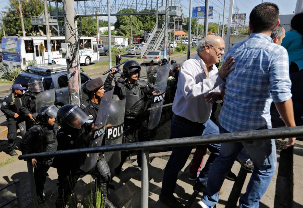 La policía nicaragüense ataca a varios periodistas, entre ellos Carlos Fernando Chamorro, el sábado en Managua.