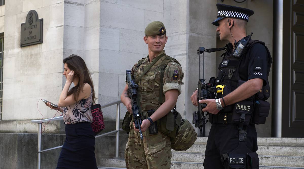 Un soldado y un policía británicos