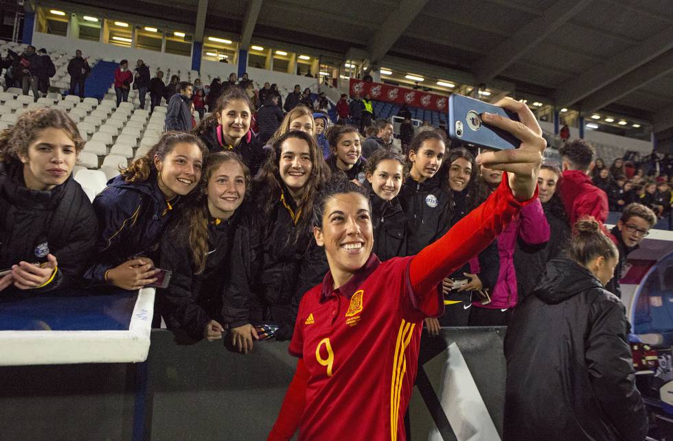 Marta Carro, jugadora de la Selección, se hace una foto con las seguidoras.
