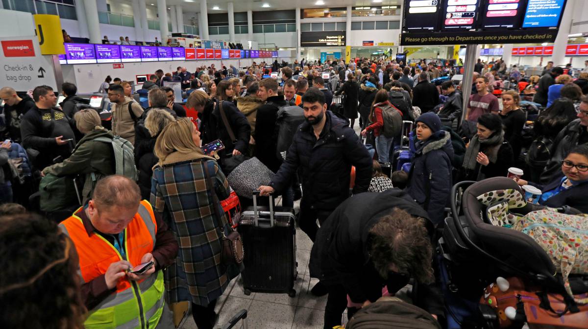 Una terminal de Gatwick repleta de viajeros.