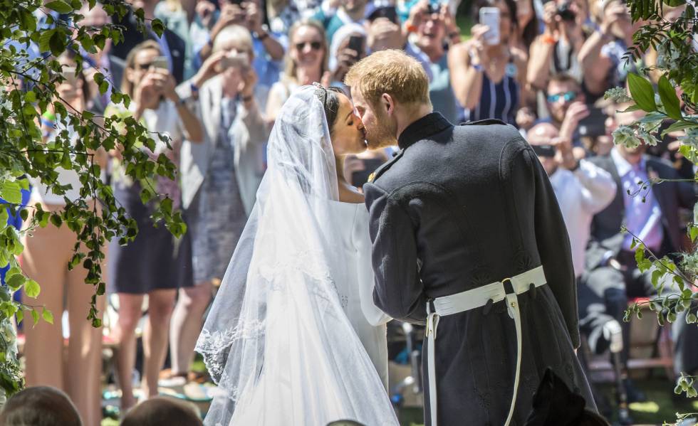 El prÃncipe Enrique y Meghan Markle se besan tras contraer matrimonio.