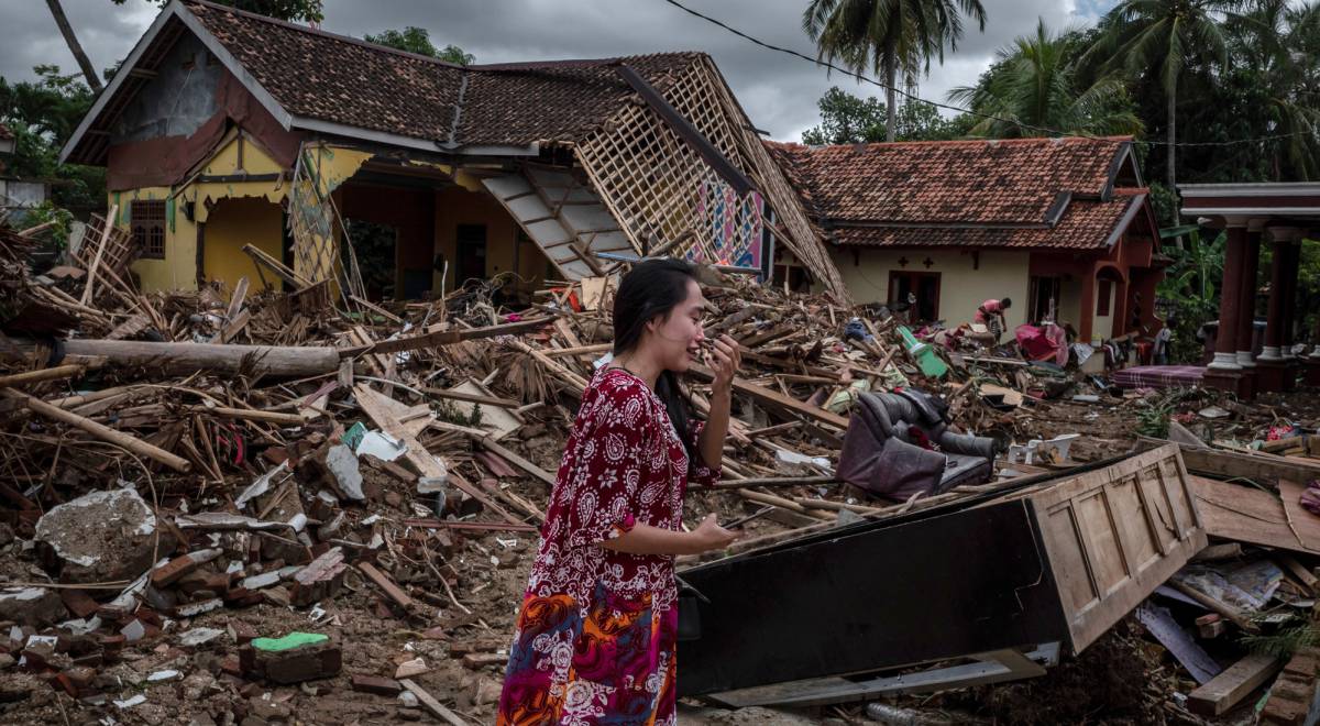 Una mujer llora ante las casas destruidas por el tsunami.