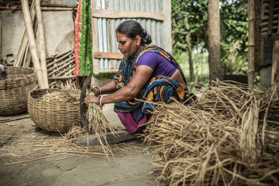 Moina Sardar es una de las 38 mujeres productoras de una comunidad rural de Bangladés que realizan canastos con hojas de palmera para la organización BaSe. Esto le permite tener sus propios ingresos.