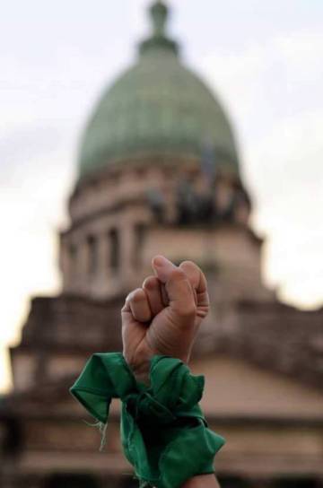 El pañuelo verde, símbolo de la lucha por el derecho al aborto legal en Argentina. Al fondo, el Congreso Nacional argentino.