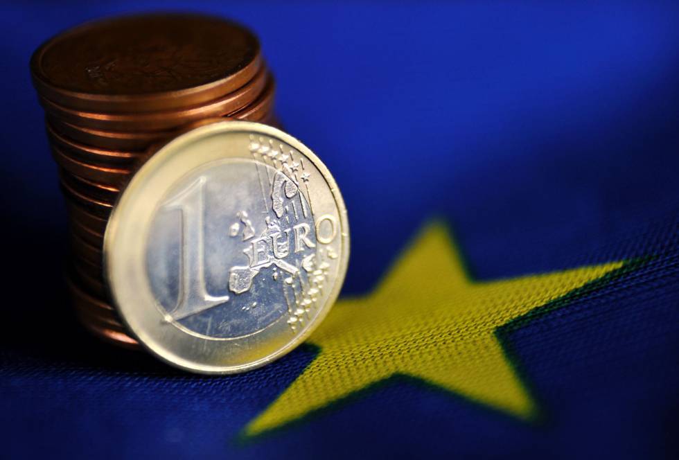 Un euro sobre la bandera de Europa.