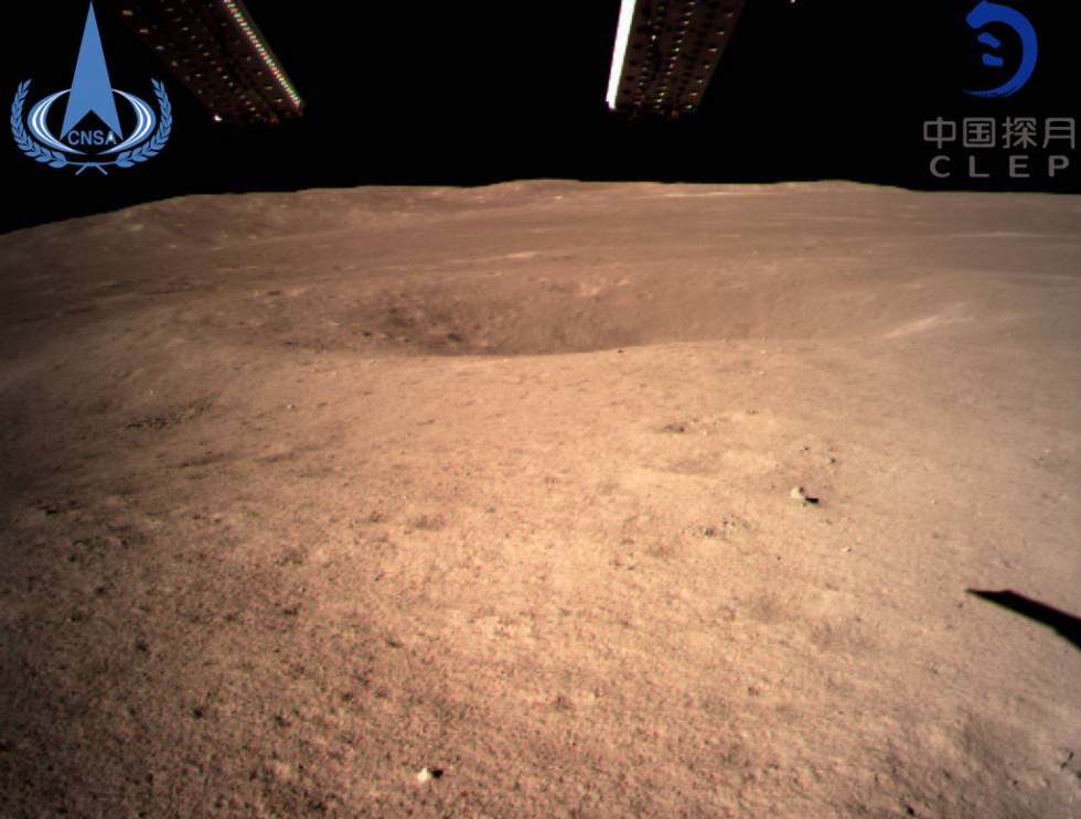 La primera imagen tomada por la sonda Chang'e 4 en el momento del alunizaje en la cara oculta de la Luna.