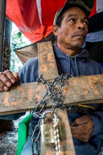 Algunos miembros de las comunidades cercanas se encadenaron al lado de la entrada a la mina para protestar.