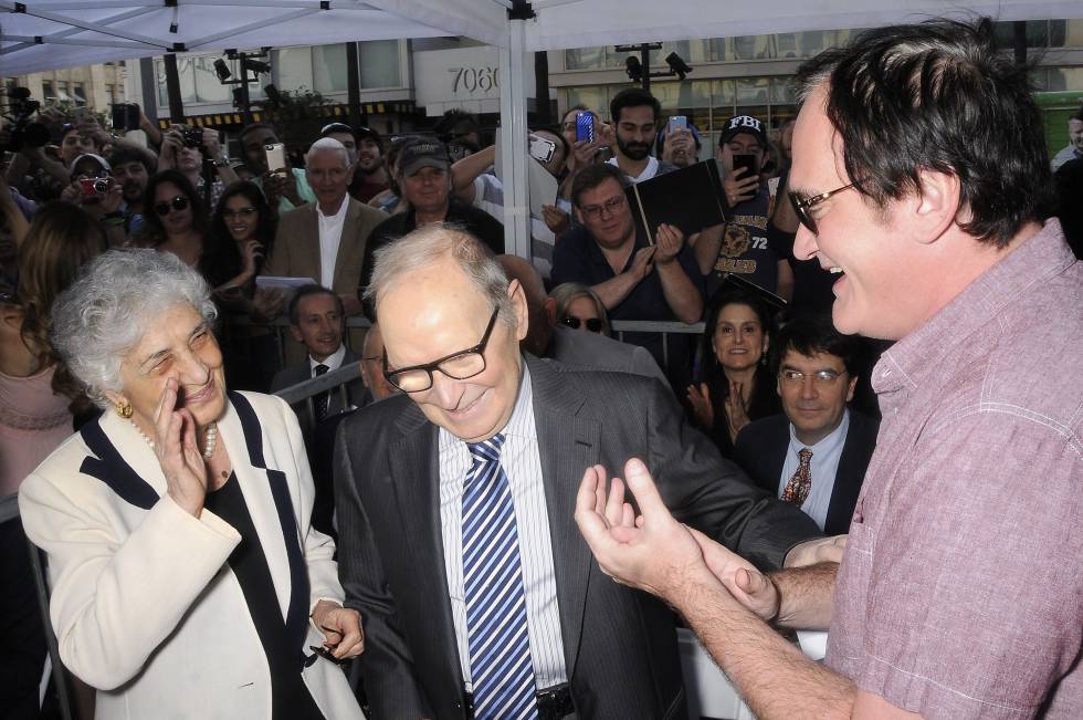 Ennio Morricone, junto a su esposa, recibe una estrella en el Paseo de la Fama de mano de Quentin Tarantino.