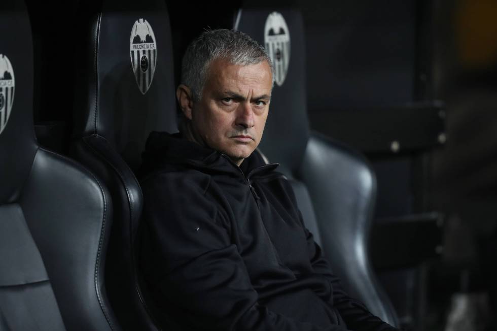 Jose Mourinho, durante el partido entre el Valencia y Manchester United, el pasado diciembre.