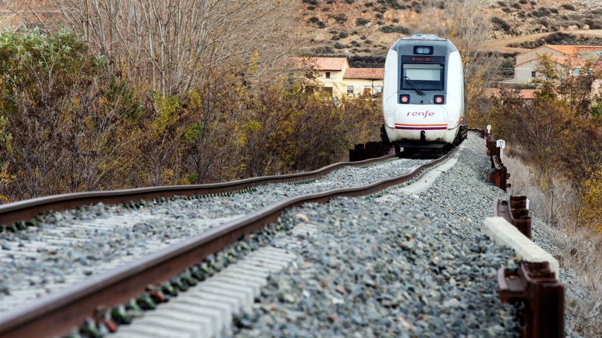 Tren de pasajeros en la línea Teruel-Zaragoza.