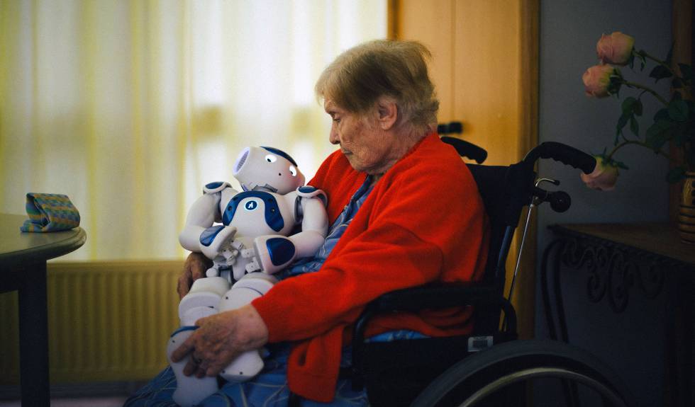 Uma paciente do lar de idosos de Jouarre, próximo a Paris, nina Zora, o robô que lhe faz companhia.