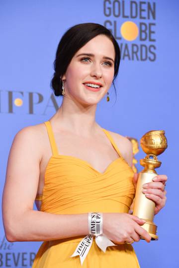 Rachel Brosnahan, ganadora del Globo de Oro a la mejor actriz de comedia en una serie por 'The Marvelous Mrs. Maisel', con su lazo de Time's Up.