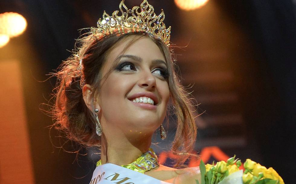 Oksana Voevodina tras ganar el certamen de belleza Miss MoscÃº en 2015. 