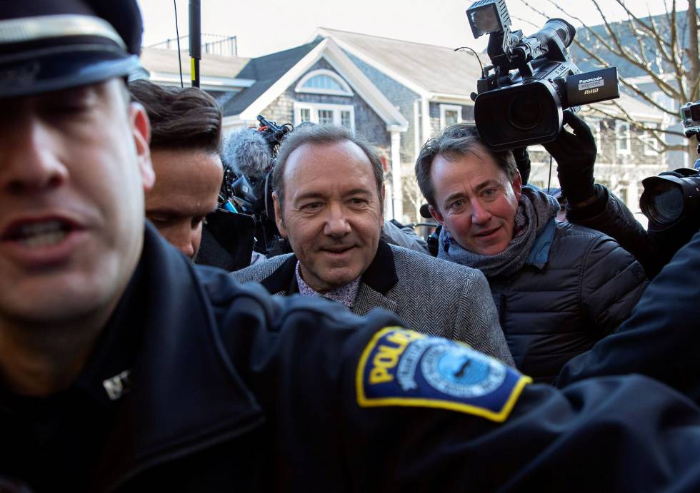El actor Kevin Spacey es escoltado por la policía a su llegada al tribunal de Nantucket, Estados Unidos, el 7 de enero de 2018.