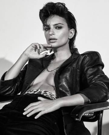 Ratajkowski viste chaqueta de piel ‘vintage’, collar Santos de Cartier, medias Paco Rabanne y pantalón de pana Wrangler.