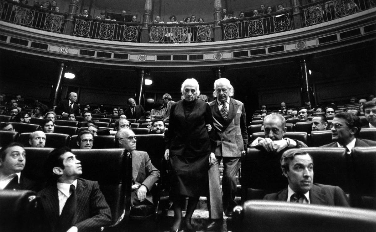 Dolores Ibárruri y Rafael Alberti, en el Congreso de los Diputados.