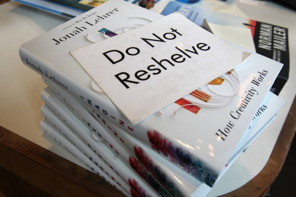 El libro de Jonah Lehrer donde se inventa declaraciones de Bob Dylan. El cartel (Do not reshelve) se puede traducir como:
