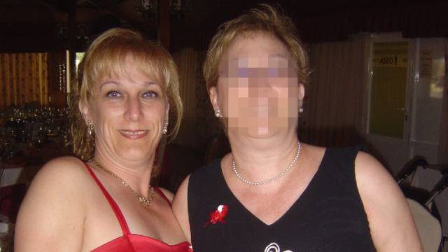 Margarita Espallardo, de rojo, antes de la operación.