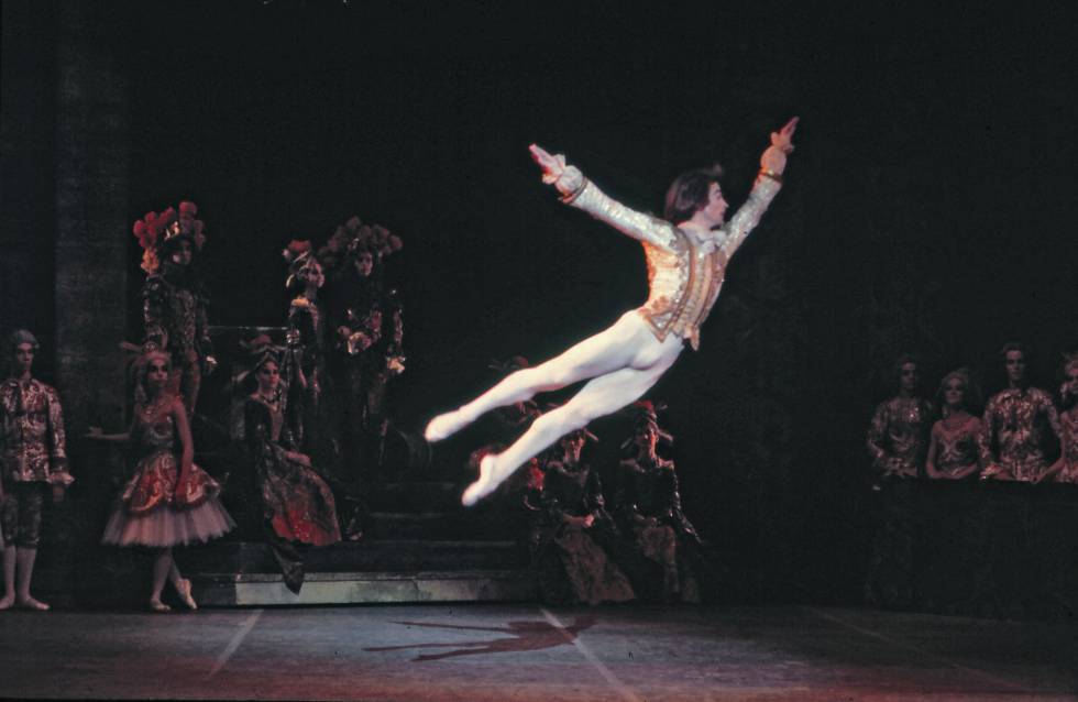 El bailarín Rudolf Nureyev durante una presentación en el Ballet National Ballet de Canada en 1972.