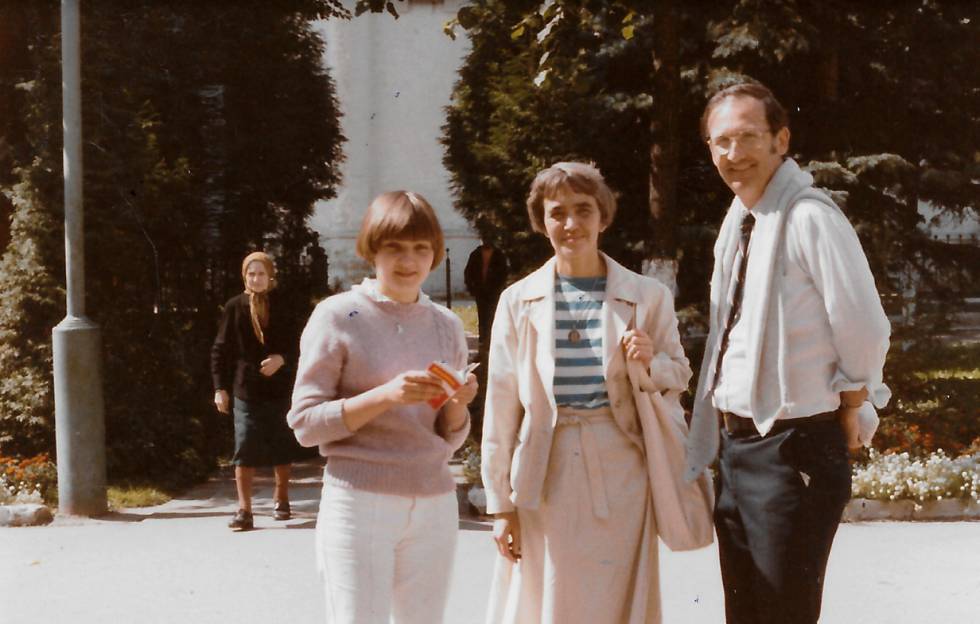 La hija de Alexandrov, Olga; su esposa, Alya; y su colega Michael MacCracken, en Zagorsk (URSS) en 1984.