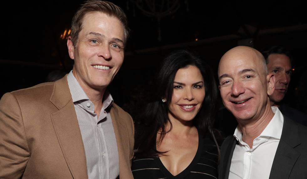 Patrick Whitesell, Lauren Sanchez e Jeff Bezos, em uma estreia de cinema em dezembro de 2016.